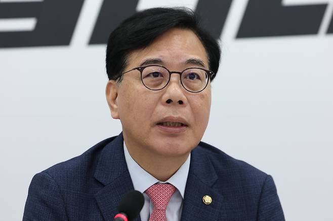 송언석 국민의힘 원내대표가 3일 서울 여의도 국회에서 조작기소 특검법 관련 기자간담회를 하고 있다. /뉴스1