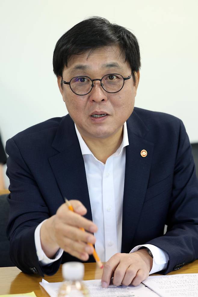 최휘영 문화체육관광부 장관이 30일 서울 종로구 국립현대민술관 영상회의실에서 문화예술정책자문위원회 게임분과 2차 회의를 하고 있다. 2026.04.30 뉴시스