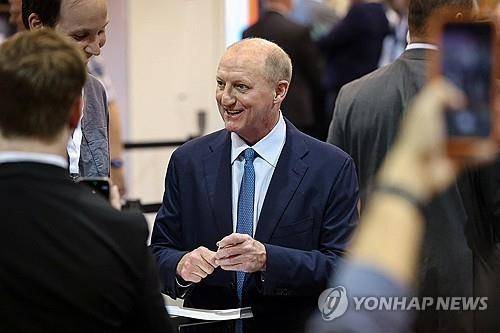 주총 행사 참석자들 맞이하는 그레그 에이블 버크셔 CEO. 로이터 연합뉴스