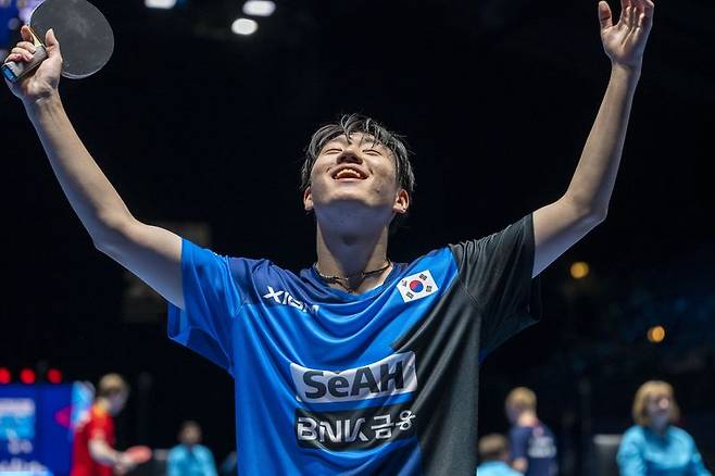 중국과의 2026 국제탁구연맹(ITTF) 세계탁구선수권대회 단체전 파이널스 남자 1그룹 조별리그 2차전에서 승리를 따낸 오준성.뉴시스