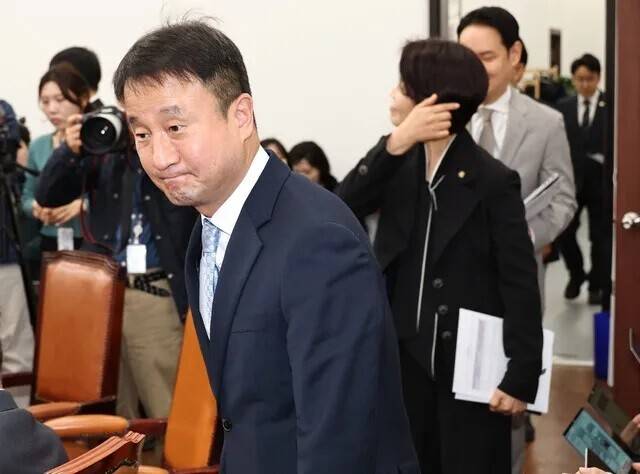 한병도 더불어민주당 원내대표가 4월 21일 국회에서 열린 원내대책회의에 참석하고 있다. 윤운식 선임기자 yws@hani.co.kr