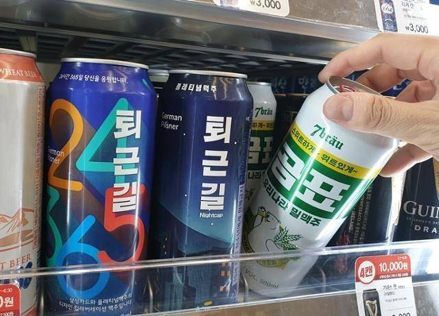 2021년 6월 CU 편의점 맥주 진열대에서 한 소비자가 수제맥주인 '곰표 밀맥주'를 꺼내고 있다. BGF리테일 제공