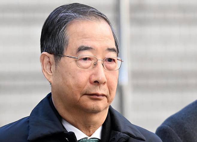 내란 우두머리 방조 등 혐의를 받는 한덕수 전 국무총리가 1월 21일 서울 서초구 서울중앙지법에서 열린 1심 선고 공판에 출석하고 있다. 강예진 기자