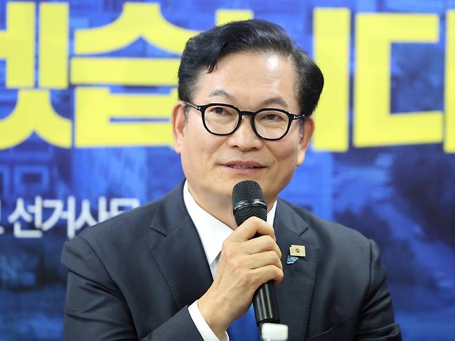 송영길 더불어민주당 인천 연수갑 국회의원 보궐선거 후보가 4월 24일 오전 인천 연수구 정지열 인천 연수구청장 후보 선거사무소에서 열린 최고위원회의에서 모두발언을 하고 있다. 뉴스1