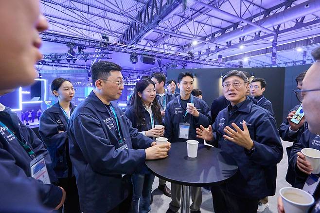 정재헌(오른쪽) SK텔레콤 최고경영자(CEO)가 3월 스페인 바르셀로나에서 열린 MWC 2026에 참석해 국내 스타트업 대표들과 대화를 나누고 있다. SKT 제공