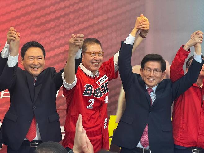 2일 부산 서면의 한 빌딩에서 열린 박형준(가운데) 국민의힘 부산시장 후보 선거 개소식에서 장동혁(왼쪽) 대표 등 국힘 지도부가 총출동해 파이팅을 외치고 있다. 부산=연합뉴스