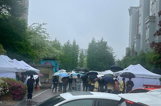 3일 세종시 조치원 자이아파트 단지 내에서 휴대폰을 충전하기 위해 주민들이 모여 있다. 1일 오후 대규모 정전 사태가 발생한 해당 아파트에서는 전기가 사흘째 공급되지 않아 주민들이 큰 불편을 겪고 있다. 독자 제공