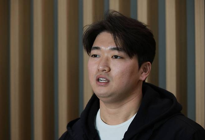 취재진 질문에 답하는 고우석 (영종도=연합뉴스) 한종찬 기자 = 미국프로야구 메이저리그 샌디에이고 파드리스와 계약한 고우석이 9일 오후 스프링캠프에 참석하기 위해 미국으로 출국하며 취재진 질문에 답하고 있다. 2024.2.9 saba@yna.co.kr/2024-02-09 18:01:00/ <저작권자 ⓒ 1980~2024 ㈜연합뉴스. 무단 전재 재배포 금지, AI 학습 및 활용 금지>
