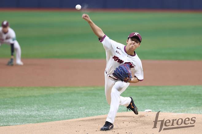 박준현도 시속 157㎞ 강속구를 던지며 맞불을 놨다. 사진=키움 히어로즈