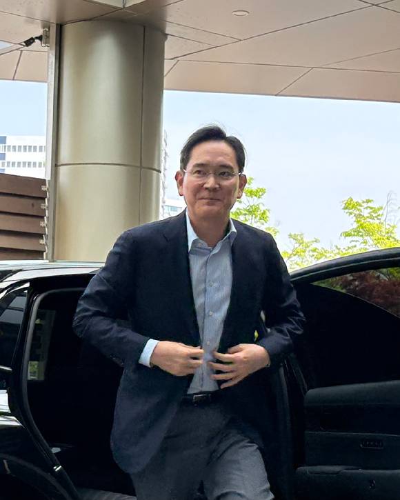 이재용 삼성전자 회장이 지난달 19일 오후 1시 43분께 서울 강서구 김포비즈니스항공센터를 통해 출국하고 있다. [사진=권서아 기자]