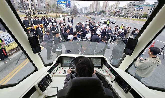 대전시가 서구 도안동 갑천생태호수공원 주차장 앞에서 3칸 버스 운행 상황을 점검하고 있다. 3칸 굴절 버스는 넓은 실내 공간과 최대 230명까지 수송이 가능한 대용량 교통수단으로 혼잡한 출퇴근 시간대에도 쾌적한 대중교통환경을 제공할 수 있다. 또 저상형 구조로 설계돼 노약자와 어린이 등 교통약자도 편리하게 이용할 수 있는 것이 특징이다. 김성태 객원기자