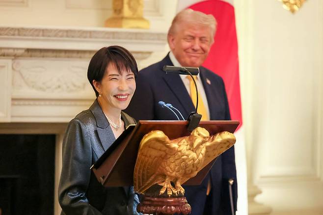 지난 3월 19일(현지시간) 미국 워싱턴DC 백악관에서 열린 만찬에서 다카이치 총리가 연설을 하고 있다. 곁에 서있던 트럼프 대통령이 미소를 짓고 있다. 사진 다카이치 사나에 총리 X 캡처