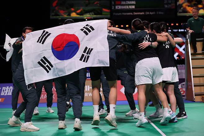 중국을 꺾고 우버컵 정상에 오른 직후 얼싸 안고 환호하는 한국 선수단. 신화=연합뉴스