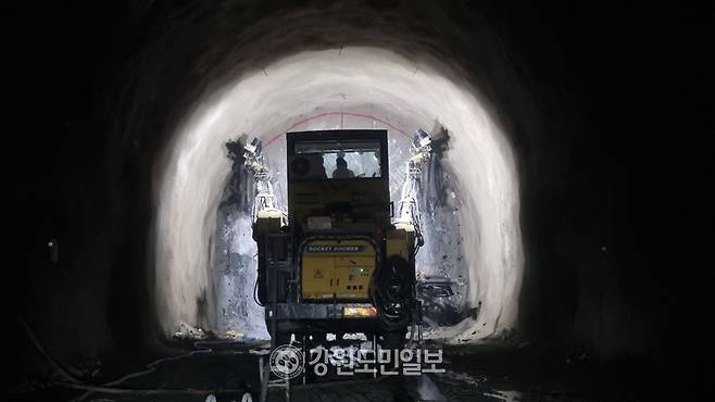 ▲ 동해북부선 산학터널이 남북분단을 넘어 유라시아 대륙철도로 이어지는 평화철도의 희망을 굴착하고 있다.