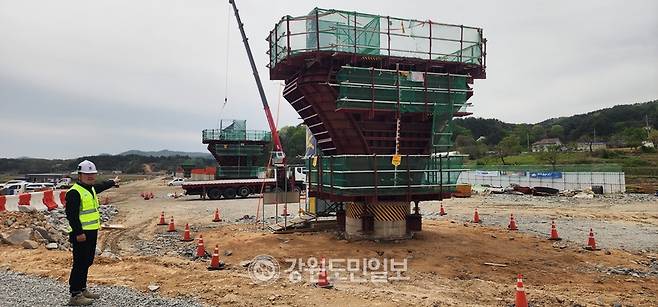 ▲ 동해북부선 우리쪽 마지막 구간인 9공구 조건웅 현장 소장이 현내교 건설현장을 가리키고 있다.