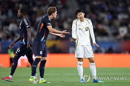 ▲ LA FC 손흥민(오른쪽)이 3일 열린 샌디에이고와의 MLS 정규 리그 원정 경기에서 상대 선수와 언쟁하고 있다. /AFP 연합뉴스