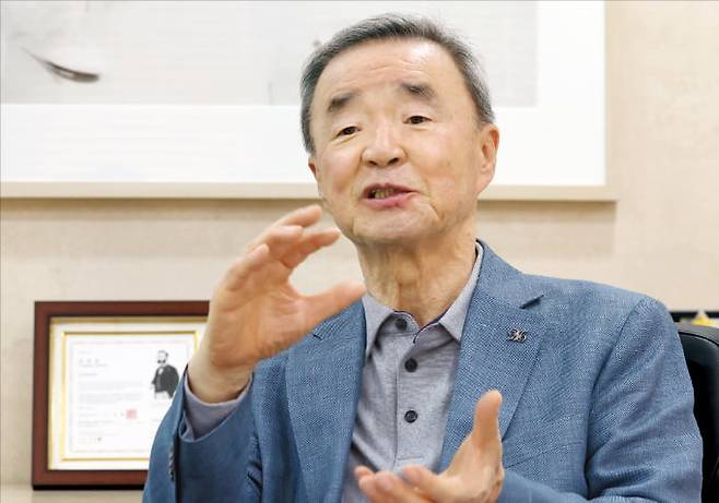 송만호 유미과학문화재단 이사장은 지난달 30일 인터뷰에서 “교사들도 전공 간 벽을 허물고 ‘지식의 전달자’에서 ‘지식의 연결자’로 변화해야 한다”고 말했다.  문경덕 기자