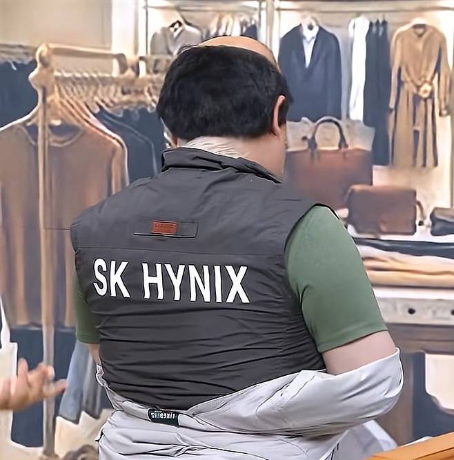 ‘SNL코리아 시즌8’ 5회에 등장한 SK하이닉스 작업복을 입은 남성. 사진=쿠팡플레이