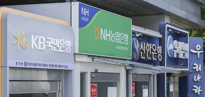 서울 시내 한 거리에 시중은행들의 ATM이 설치되어 있다./2024.8.19 사진=한경 임형택기자