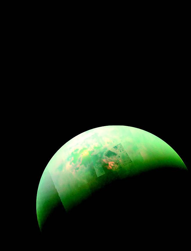 미국 항공우주국(NASA) 무인 탐사선 카시니호가 촬영한 ‘타이탄’ 사진. 따로 촬영한 여러 장을 모자이크 형태로 붙였다. 타이탄 북극 주변에서 밝게 빛나는 부위가 바다다. NASA 제공