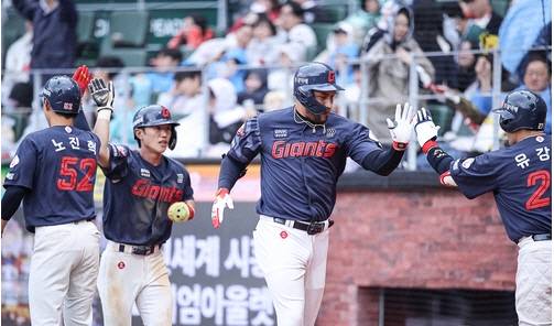 역전 3점 홈런을 터뜨린 레이예스. 롯데 자이언츠 제공