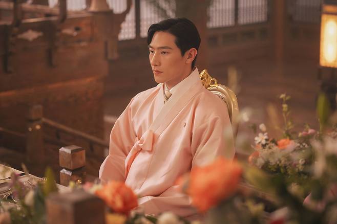 Noh Sang-hyun as Min Jeong-woo, the prime minister of a constitutional monarchy, in the romantic comedy series ″Perfect Crown″ [MBC]