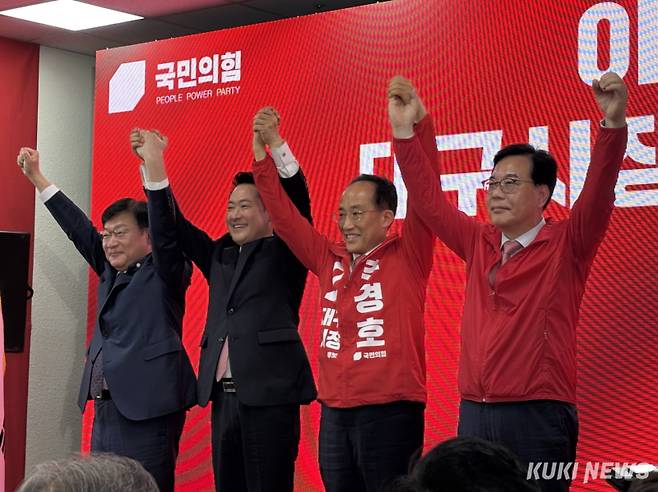 추경호 국민의힘 대구시장 후보가 3일 대구 범어동에 위치한 선거사무소 개소식에서 정점식 정책위의장(왼쪽부터), 장동혁 대표, 송언석 원내대표와 맞잡은 손을 들어올리고 있다. 권혜진 기자&nbsp;
