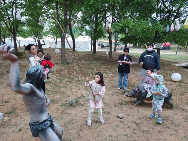 안성에서 연천 구석기축제를 즐기러 온 백승훈·송은채 부부와 다둥이 네 남매. 송진의기자