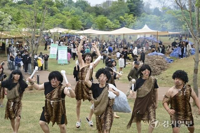 3일 비가 내린 뒤에도 식지 않은 연천 구석기축제의 열기. 조주현기자