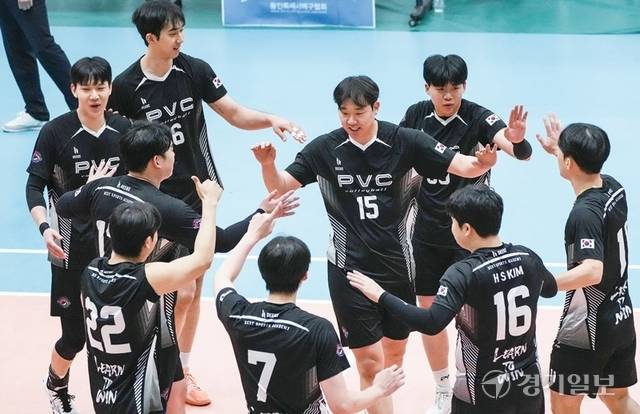 ‘2026 제18회 용인특례시 경기일보 전국 남·여 생활체육 배구대회’가 1~3일 사흘간 2천여명의 선수가 참가한 가운데 성황리에 개최됐다. 사진은 종합부 PVC와 WON VC의 준결승전에서 득점 후 환호하고 있는 PVC 선수들. 홍기웅기자
