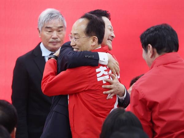 ▲3일 오후 대구에서 열린 국민의힘 추경호 대구시장 예비후보 선거사무소 개소식에서 장동혁 대표와 추 예비후보가 얼싸안고 있는 모습. ⓒ연합뉴스