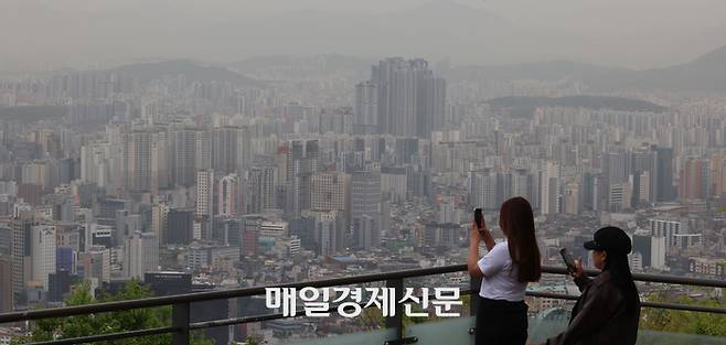 전국 대부분 지역에 황사의 영향으로 미세먼지 농도가 나쁨 수준을 보인 22일 오전 서울 남산에서바라본 서울이 뿌연 먼지로 덮여있다.  [이승환기자]
