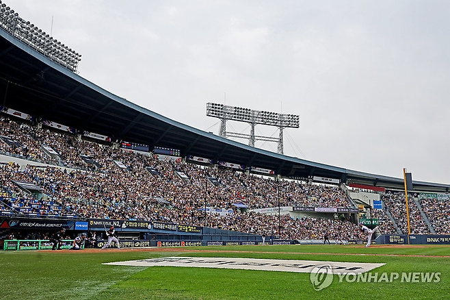 지난해 5월 5일 서울 잠실야구장에서 열린 프로야구 LG 트윈스와 두산 베어스 경기. 연합뉴스