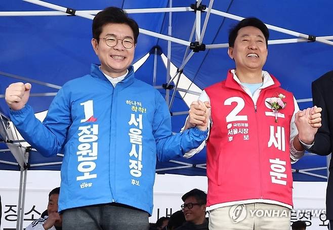 더불어민주당 정원오(왼쪽) 서울시장 후보와 국민의힘 오세훈 서울시장 후보가 3일 서울 효창운동장에서 열린 서울특별시장기 축구대회 개회식에서 기념촬영을 하고 있다. [연합뉴스]