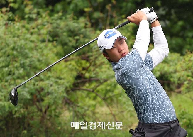 송민혁이 GS칼텍스 매경오픈 최종 4라운드에서 드라이버 티샷을 시도하고 있다. 성남 한주형 기자