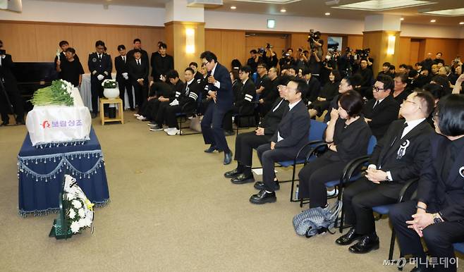 '개그계 대부' 故전유성의 영결식이 엄수된 28일 오전 서울아산병원 장례식장에서 코미디언 김정렬이 평소 고인이 좋아하던 '숭그리당당' 퍼포먼스를 하고 있다./사진=이동훈 기자.