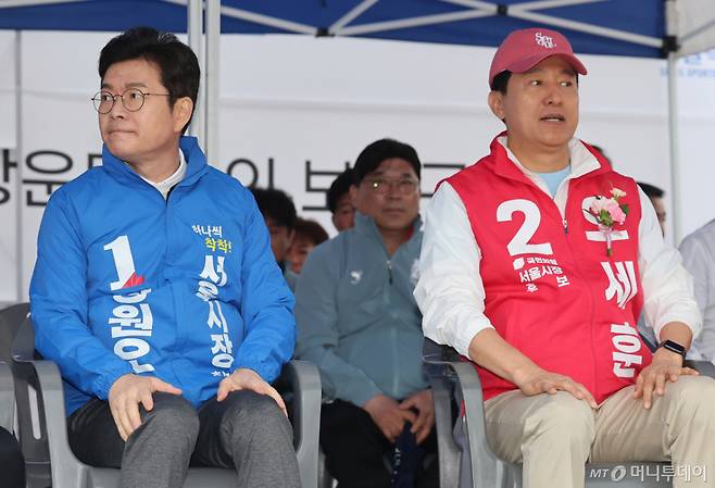 (서울=뉴스1) 오대일 기자 = 정원오 더불어민주당 서울시장 후보(왼쪽)와 오세훈 국민의힘 서울시장 후보가 3일 오전 서울 용산구 효창운동장에서 열린 제44회 서울특별시장기 축구대회 개회식에서 서로 다른 곳을 바라보며 생각에 잠겨 있다. 2026.5.3/뉴스1 Copyright (C) 뉴스1. All rights reserved. 무단 전재 및 재배포, AI학습 이용 금지. /사진=(서울=뉴스1) 오대일 기자