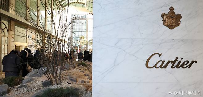 지난 1월 25일 서울 한 까르띠(Cartier)에 매장 앞에서 고객들이 줄지어 입장을 대기하고 있다.   스위스 리치몬트(Richemont) 그룹 산하 브랜드 까르띠에는 오는 27일 국내에서 아이웨어를 제외한 모든 제품군을 대상으로 제품 가격을 인상할 예정이다. /사진=뉴시스