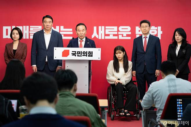 박덕흠 국민의힘 공천관리위원장이 26일 서울 여의도 중앙당사에서 국민의힘 제9회 지방선거 중앙당 공천관리위원회 30차 발표 및 6.3 국회의원 재·보궐선거 공천관리위원회 4차 발표를 하고 있다. /사진=뉴스1