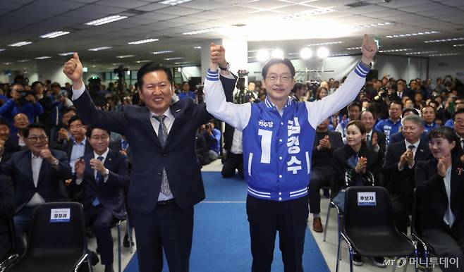 (창원=뉴스1) 윤일지 기자 = 정청래 더불어민주당 대표와 김경수 경남지사 후보가 3일 오후 경남 창원 성산구 김 후보의 선거사무소 개소식에서 손을 맞잡아 들어 올리고 있다. 2026.5.3/뉴스1  Copyright (C) 뉴스1. All rights reserved. 무단 전재 및 재배포,  AI학습 이용 금지. /사진=(창원=뉴스1) 윤일지 기자