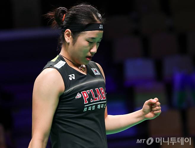 안세영이 2일(현지 시간) 덴마크 호르센스에서 열린 2026 세계여자단체배드민턴선수권대회(우버컵) 인도네시아와 준결승 1경기 단식에서 푸트리 쿠수마 와르다니와 경기하고 있다. 안세영이 2-0(21-19 21-5)으로 승리하고 한국은 인도네시아를 3-1로 꺾으며 결승에 올랐다./사진=호르센스=신화/뉴시스