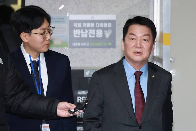 안철수가 이용 전 의원 명예선거대책위원장을 맡는다. 사진은지난 20일 서울 여의도 국회 의원회관에서 열린 '대안과 미래' 모임에 참석한 안철수 의원. /신화=뉴시스