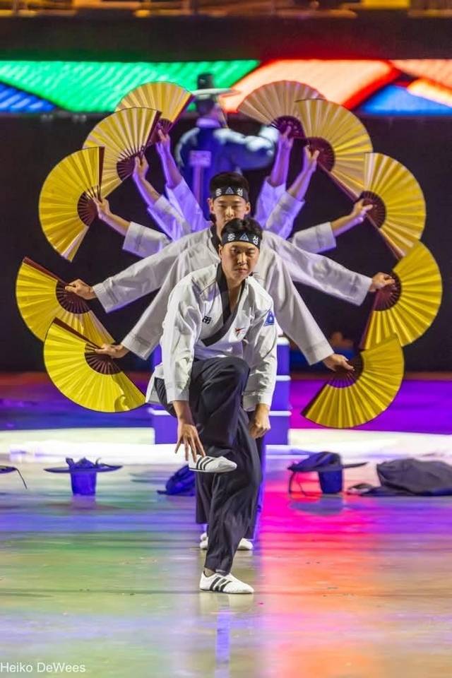 ‘2026 버지니아 국제군악제’에서 ‘아리랑 랩소디’에 맞춰 역동적인 태권도 군무를 선보이고 있는 육군 군악대대 공연단. 국방일보 제공