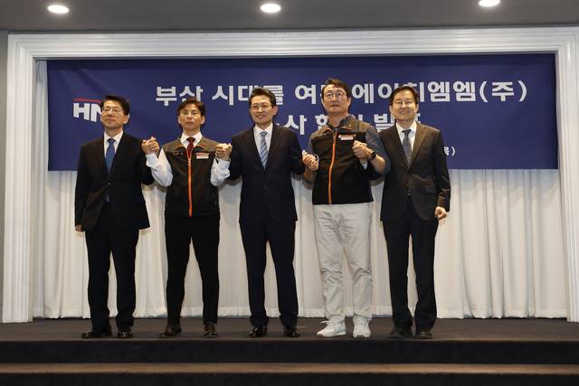30일 서울 영등포구 켄싱턴호텔 여의도에서 진행된 ‘부산 시대를 여는 HMM 노사합의서 서명식’에서 (왼쪽부터) 황종우 해양수산부 장관, 정성철 HMM육상노조 지부장, 최원혁 HMM 대표, 이재진 사무금융서비스노조 위원장, 김형준 한국해양진흥공사 본부장이 기념촬영을 하고 있다. HMM 제공