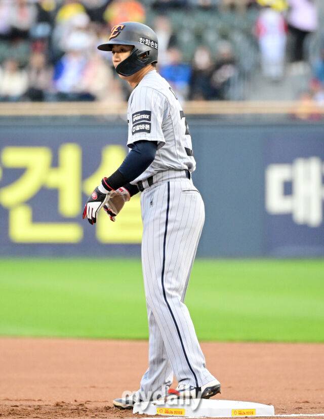 2026년 4월 21일 오후 서울 잠실구장에서 열린 '2026 신한 SOL KBO리그' 한화 이글스와 LG 트윈스의 경기. 한화 이원석이 1회초 선두타자 안타를 친 뒤 기뻐하고 있다./마이데일리