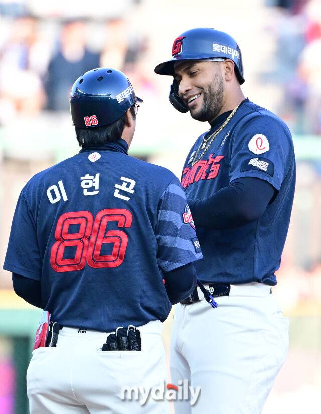 2026년 5월 1일 오후 인천 SSG랜더스필드에서 열린 '2026 신한 SOL KBO리그' 롯데 자이언츠와 SSG 랜더스의 경기. 롯데 레이예스가 6회초 1사 후 2루타를 친 뒤 기뻐하고 있다./마이데일리