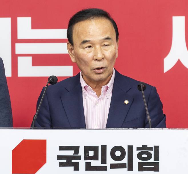 박덕흠 국민의힘 중앙당 공천관리위원장이 1일 서울 여의도 국민의힘 중앙당사에서 이날 심사한 6ㆍ3 재보선 지역구 후보 공천 결과를 발표하고 있다. [연합]