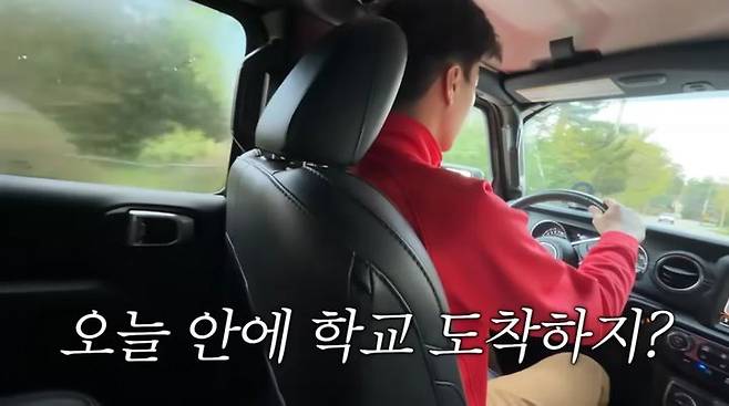 [서울=뉴시스] 배우 손태영이 17세 아들 룩희의 운전 연습 현장을 공개했다. (사진 = 유튜브 캡처) 2026.05.03. photo@newsis.com *재판매 및 DB 금지