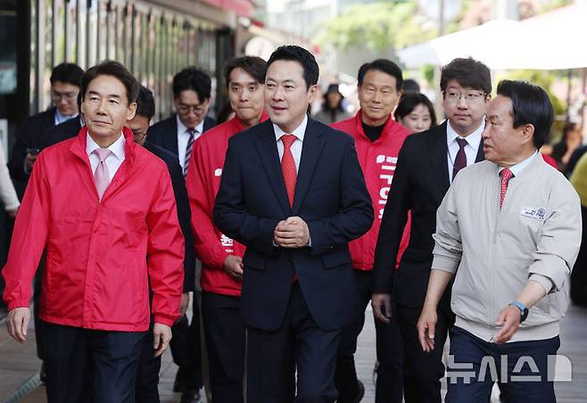 [서울=뉴시스] 김진아 기자 = 장동혁 국민의힘 대표가 29일 서울 서대문구 카페폭포에서 열린 청년 생활밀착형 공약 간담회 '청년 PICK 공약단·쓴소리위원회 합동 공약 발표'에 참석하고 있다. 2026.04.29. bluesoda@newsis.com