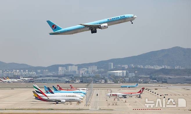 [인천공항=뉴시스] 황준선 기자 = 중동 사태에 따른 항공유 급등으로 대한항공과 아시아나항공이 5월 국제선 유류할증료를 현행 체계 도입 이후 역대 최고 단계인 33단계로 책정한 16일 인천국제공항 활주로에 항공기가 이륙하고 있다. 2026.04.16. hwang@newsis.com